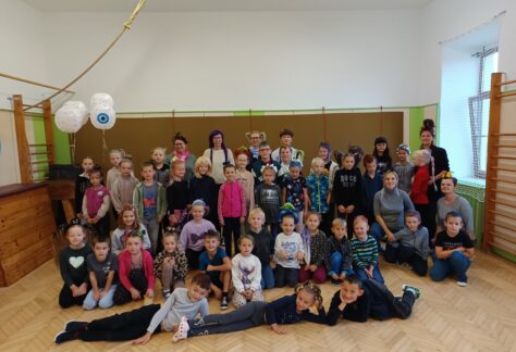 Den bláznivých účesů